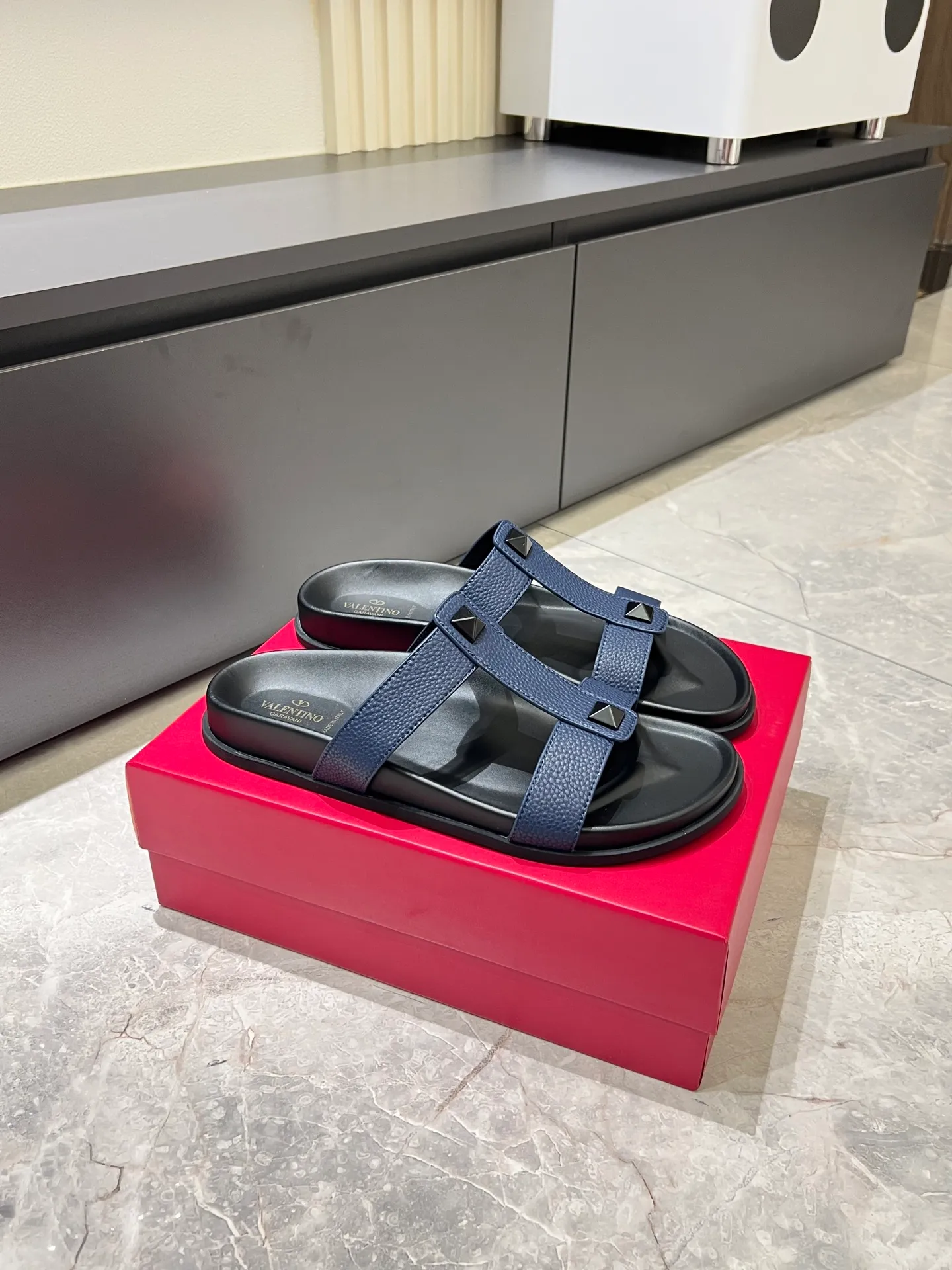 Men's shoes 💰p300 VALENTINO Men's 🧍‍♂️ Spring and summer new style metal logo flat slippers, elegant sandals, the same style worn by celebrities, original molding, imported calfskin. Rubber outsole. Soft and durable, full set of counter packaging size: 39-44 (.45.46 customized)